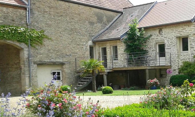 Chaux Bed & Breakfast | Exceptional 10 Côté Cour - Child Friendly & Rated 9.7/10