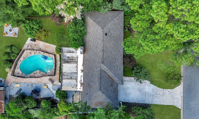 Savannah House | 10 ft pool house with tiki/bar hut, arcades games, and theater room-no parties
