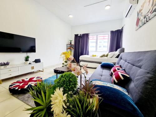 Bandar Puchong Jaya Apartment | Pet-Friendly Koi Kinrara Suite with Pool & Hot Tub
