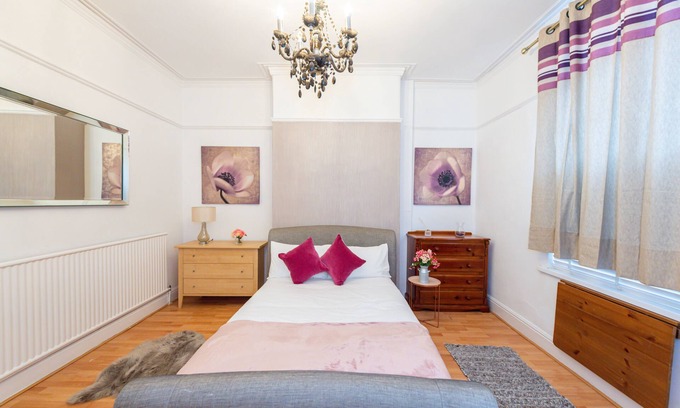 Liverpool House | Inviting 5-Bed House in Liverpool with Free Parking