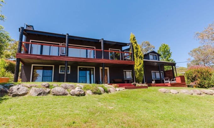 East Jindabyne House | Charming Getaway at 10 Kanangra Crescent with Pool & Views