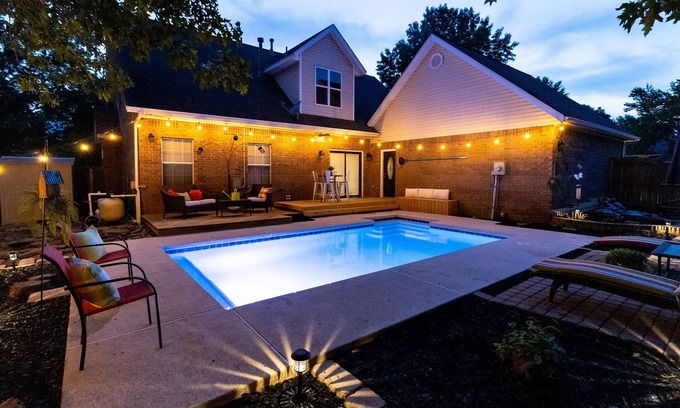 Springdale House | Ideal Retreat for Family Gatherings & Razorback Game Days