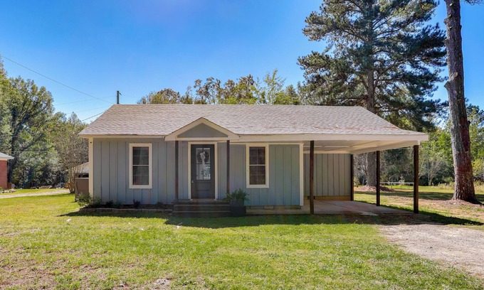 Iuka House | 10 Mi to Tennessee River: Blue Willow-Themed Home