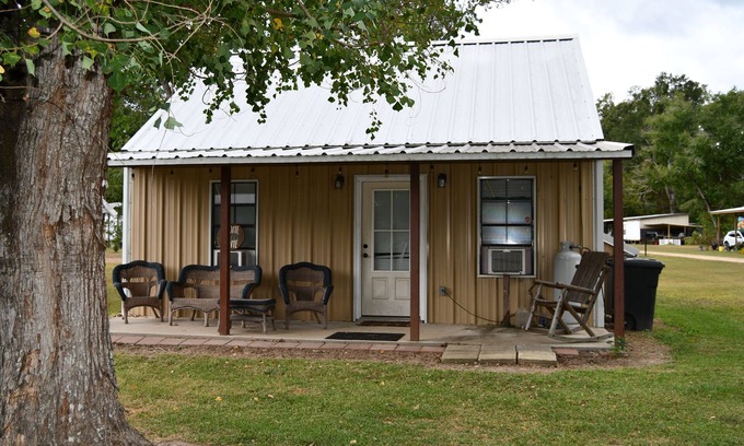 Woodville Cabin | Convenient Getaway Near Clark’s Creek and Lake Mary