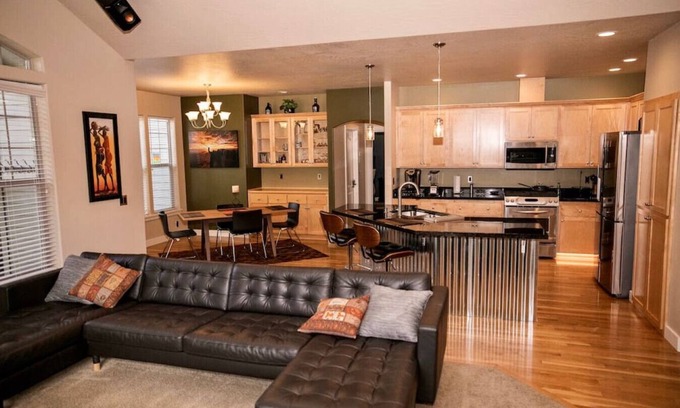 Alvadore House | Convenient Stay: 10 Min From Airport & 15 Min To U of O