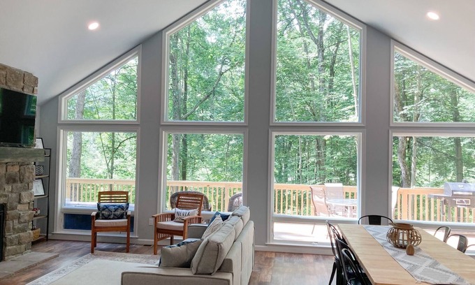 Nesquehoning Cabin | Private Cabin Escape Near Jim Thorpe with Pond & Hot Tub