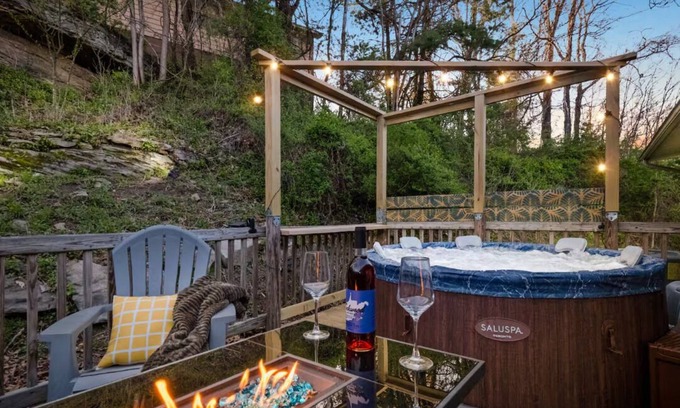 Summerlee House | 10 min to NRG Park with Private Deck, Movie Nights & Fire Pit