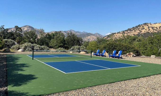 Three Rivers House | Riverside Retreat: 10 Min to Sequoia with Pickleball Court
