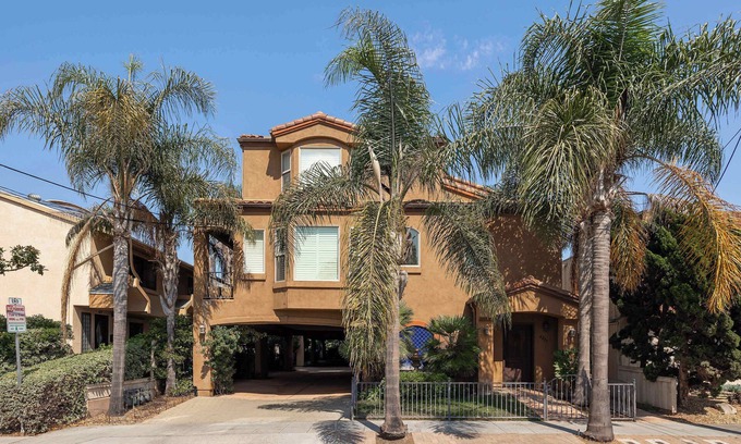 Hillcrest House | 10 Min to the Zoo and Beach! | Tropical Townhome