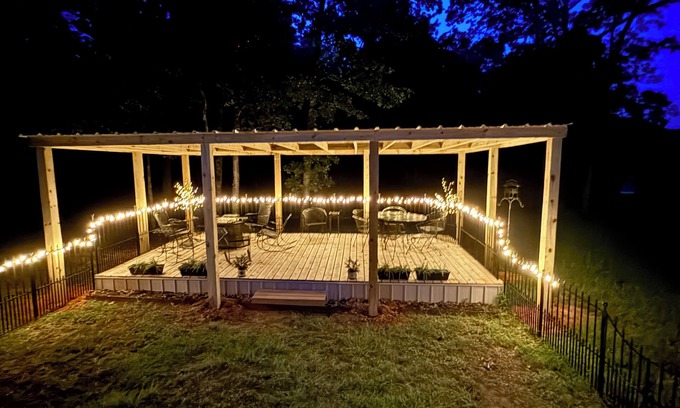 Grand Saline House | Pet-Friendly Retreat: 10 Min to Trade Days & Unique Deck