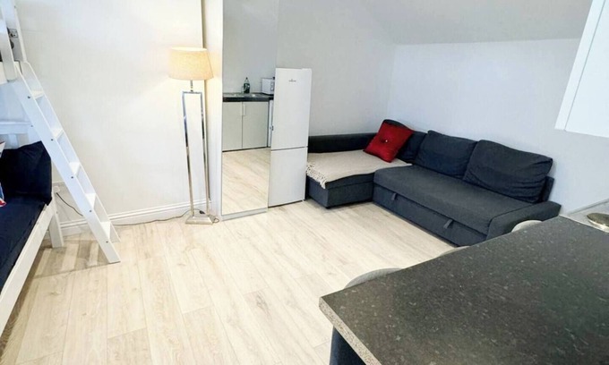 Earlsfield Apartment | 10 min train to central London C