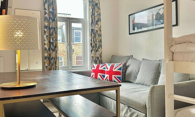 Earlsfield Condo | 10 min train to Central London A