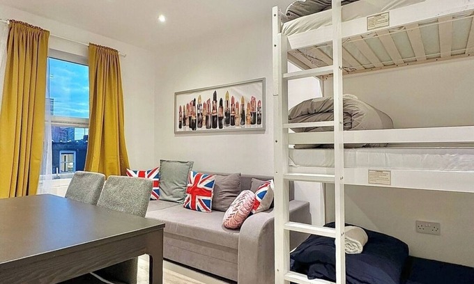 Earlsfield Apartment | 10 min train to Central London B