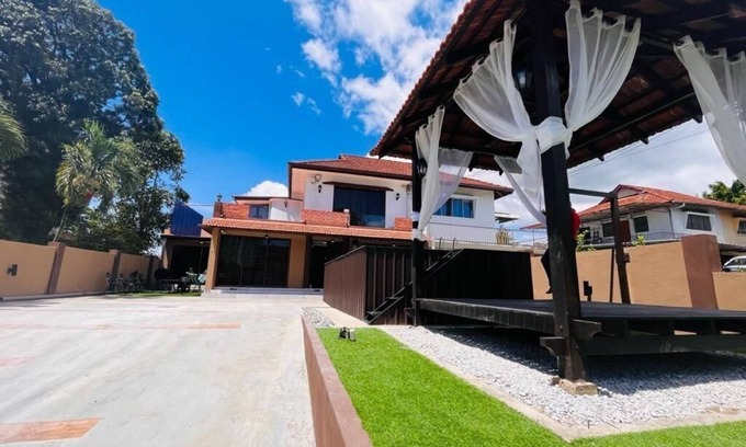 Tanjung Tokong Villa | Convenient Stay 10 Mins From Tanjung Bungah Beach