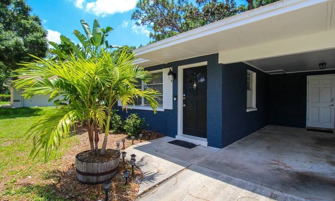 Venice Gardens House | Convenient Getaway near Venice Beach with Family-Friendly Amenities