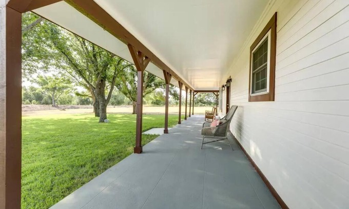 Coupland House | Inviting Retreat in Coupland, Texas - Guest Rated 10/10