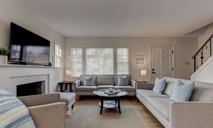 North Ridge House | Stylish Lilac House: Free Parking & Minutes to Smithsonian