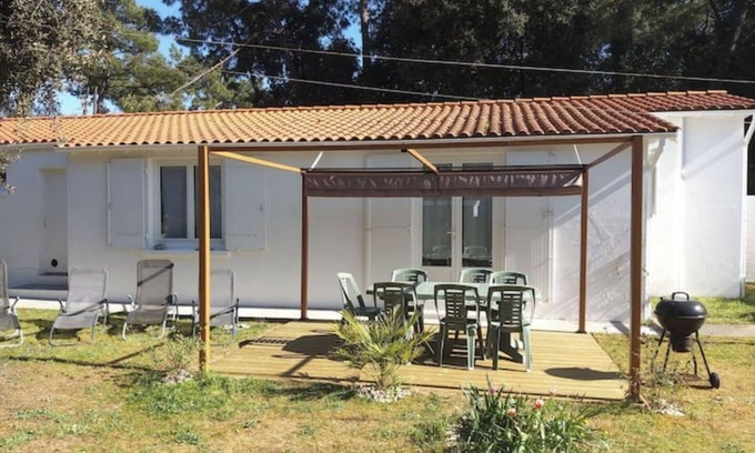 Domino House | Cozy Garden Retreat: 10 Min Walk to Beach for 8 Guests