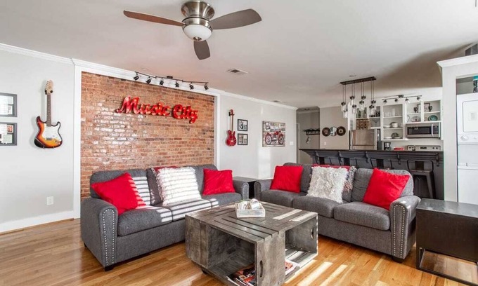 Downtown Nashville Condo | Prime Downtown Condo: 10 Min to Broadway with Free Parking