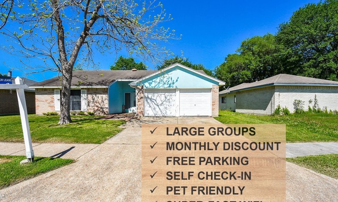 Humble House | Convenient Getaway: Near IAH, Pet-Friendly & Spa Amenities