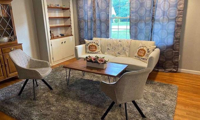 Parma House | Convenient 3B/1Bath Home Near Downtown Cleveland