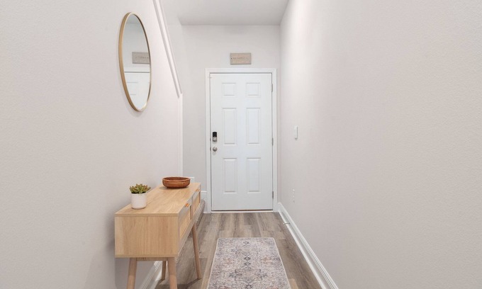 Gulf Breeze House | Beachside Escape: Family-Friendly with Breakfast & Fun!