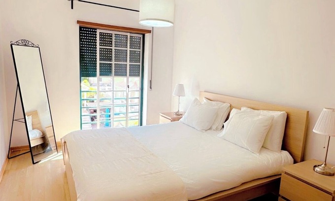 Alcochete Apartment | 10 minutes to the beach 20 minutes to the centre of Lisbon,2 bedroom APT Montijo