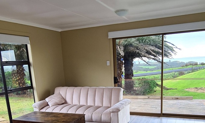 Awhitu Cottage | 10 minutes to the beach! Cozy bach with 180 degree sea view.