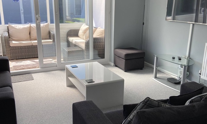 Hythe Apartment | Convenient 1 Bedroom Annexe Near Euro Tunnel, Pet Friendly