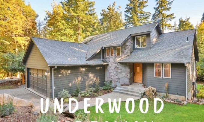Underwood House | Modern Getaway for Groups: Spa, Kitchen & Hot Tub Awaits!