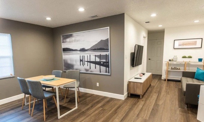 Tampa House | Discover Joyful Moments at Modern Hyde Park Retreat