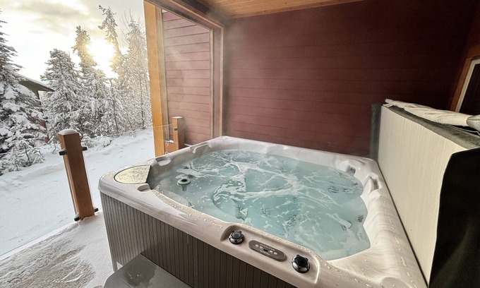 Big White Ski Resort House | Ideal Retreat with Private Garage & Hot Tub for Summer Fun