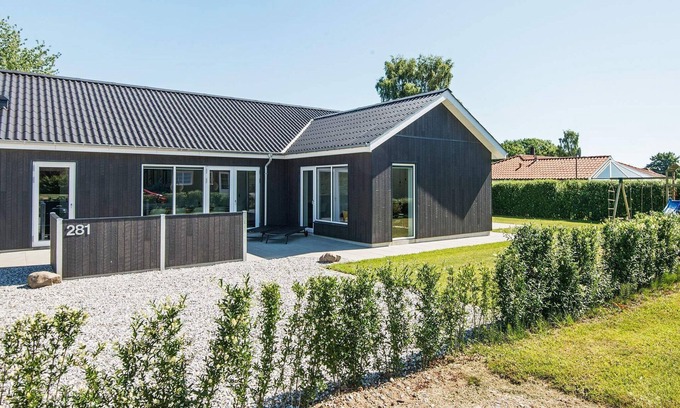 Pøt Strandby House | Ideal 10-Person Holiday Home with Oceanfront Pool in Juelsminde