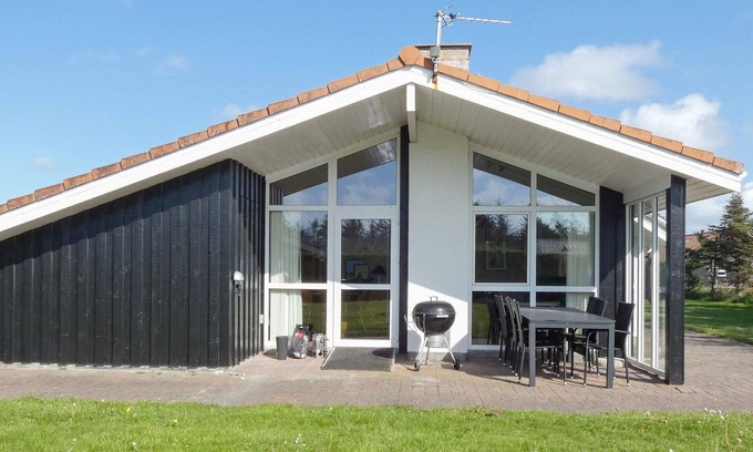 Grønhøj House | Spacious 10-Person Holiday Home in Løkken - Rated 9.8!