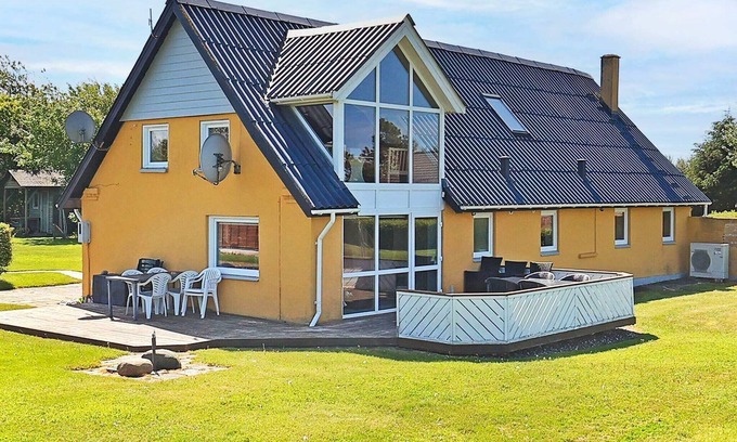 Vinderup House | Ideal 10-Person Holiday Home with Oceanfront Views