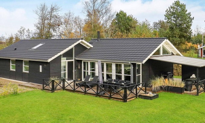 Bratten Strand House | Ideal 10-Person Holiday Home in Jerup with Oceanfront Views