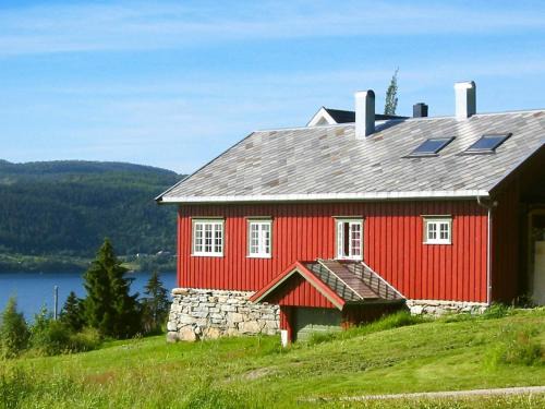 Vlset House | Comfortable Four-Bedroom Retreat in Follafoss for Families