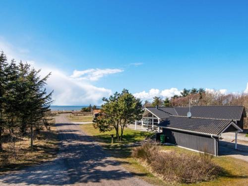 Trend House | Spacious Holiday Home for 10 in Løgstør with Pool