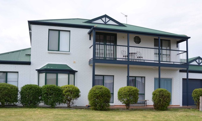 Hayborough House | Relax at 10 Rupara with Oceanfront Views & Pool Access