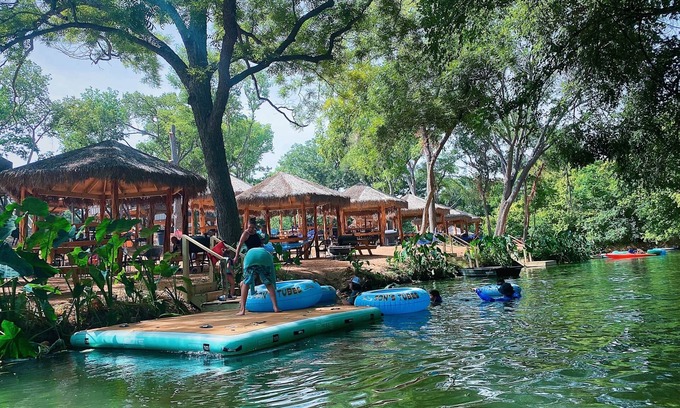 Sutherland Springs Cabin | Experience Comfort at Son’s Rio Cibolo Safari Cabin