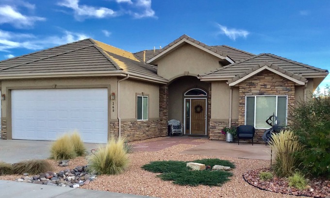 Kanab House | Unforgettable 10-Star Vacation Home with Ocean View & Pool