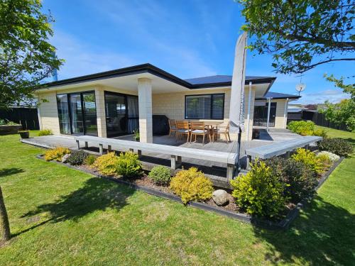 Motuoapa House | Oceanfront Bliss at 10 @ Wai Matangi - Rated 9.5/10