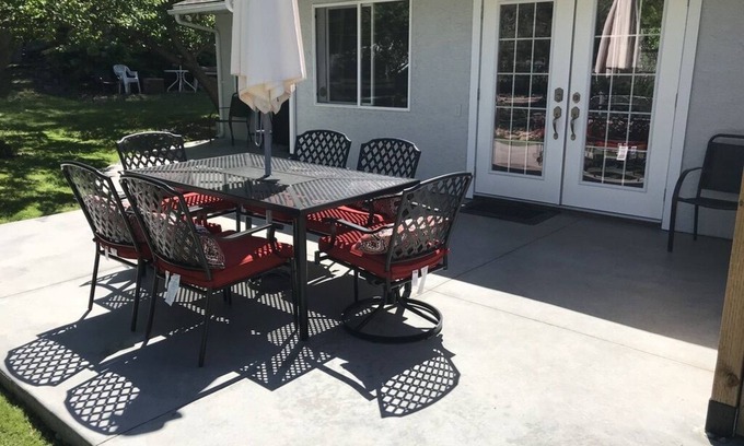 Okanagan-Similkameen House | Pet-Friendly Rear Suite at 10 Wren Place, Rated 9.2/10