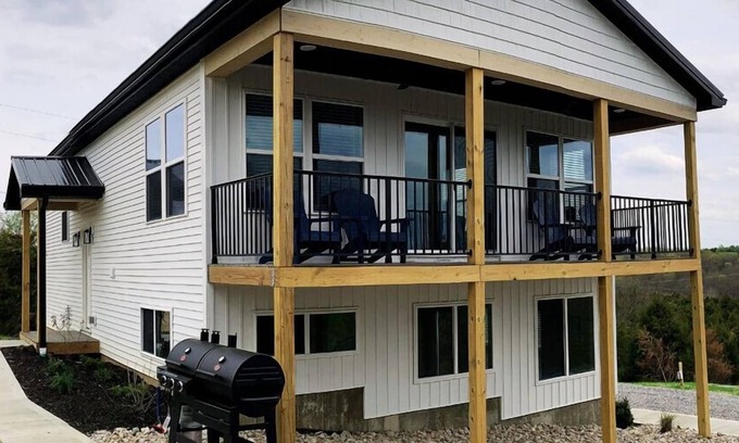 Williamstown House | Relaxing 100 Acre Retreat with Kitchen Near ARK- The Farmhouse