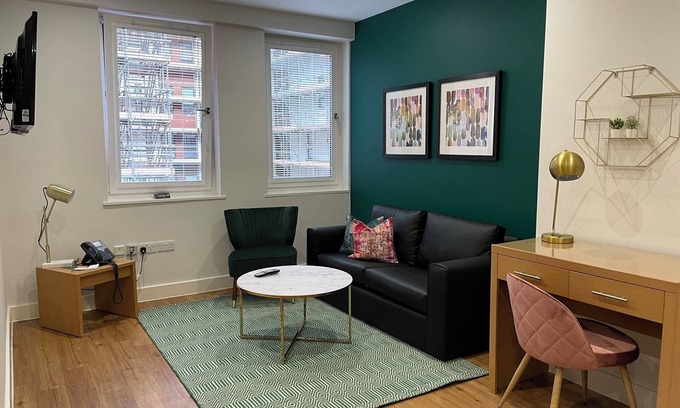 Reading City Centre Apartment | Pet-Friendly Retreat at 100 Kings Road by House of Fisher