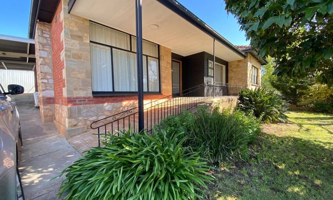Clare House | Inviting 100 m² Home with Kitchen for Up to 4 Guests