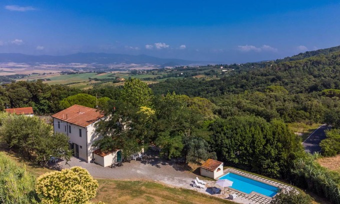 Rosignano Marittimo Villa | Spacious Villa with Pool - Perfect for Families & Pets