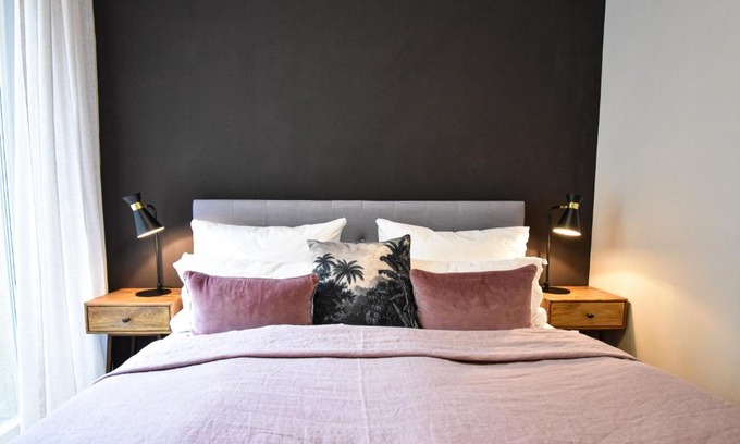 Gohlis-Mitte Apartment | Stylish Industrial Apartment with Breakfast & Accessibility