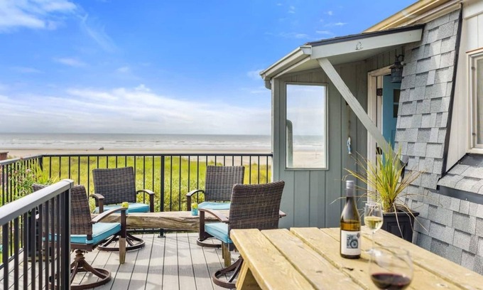 Moclips House | Steps to the Beach: Breathtaking Views and Amenities