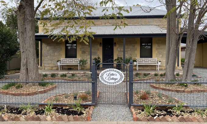 Clare Cottage | Historic Renovated Stone Cottage with Breakfast & Kitchen